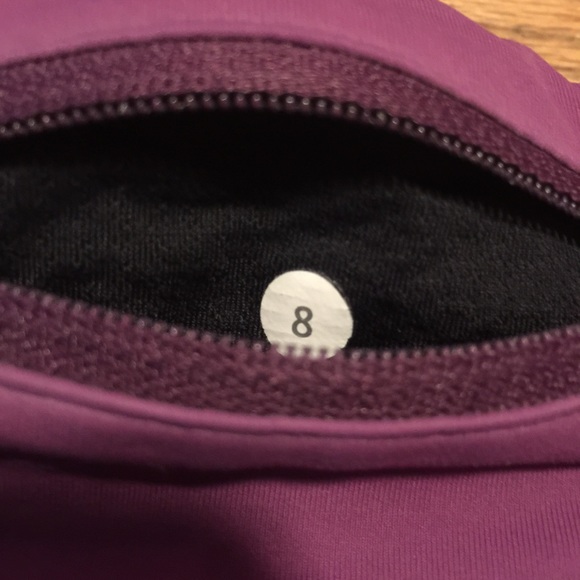 Lululemon black workout capri pants - sz 8 - Picture 5 of 5